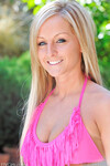 Melissa May jouant avec sa chatte