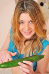 Callie Lavalley s'enfonce un concombre dans la chatte