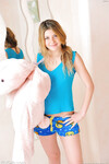 Callie Lavalley s'enfonce un concombre dans la chatte