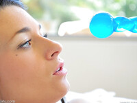 Lacy Channing se masturbant avec un gode bleu