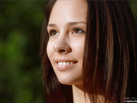 Arina montre son corps sur le banc
