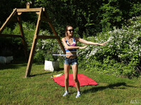 Charity Crawford se masturbant dans le jardin