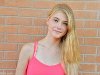 Hanah la blonde de 18 ans