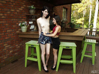 Freya Von Doom et Ivy Aura ont fait l'amour au bar