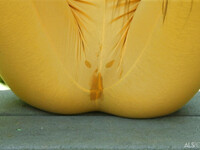 Charity Crawford fait monter un gode géant