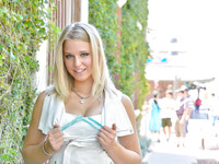 Lacey Johnson s'exhibe