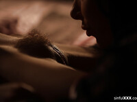 Victoria Summers et Tiffany Tatum se lèchent sensuellement
