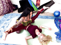 Jenevieve Hexxx et Serene Siren se dorlotent mutuellement