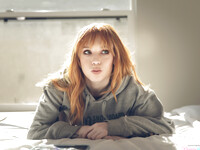 Madi Collins aime les gros soutiens-gorge