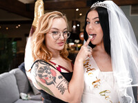Holly Day et Emma Magnolia tombent amoureuses l'une de l'autre
