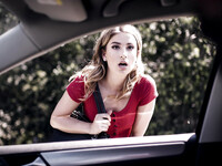 Kristen Scott est la garce de l'auto-stoppeuse.