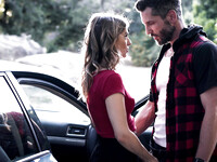 Kristen Scott est la garce de l'auto-stoppeuse.