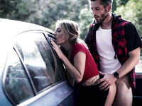 Kristen Scott est la garce de l'auto-stoppeuse.