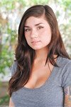 Lyanna la fille amateur aux gros seins