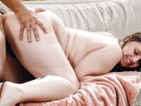 Codi Vore l'adolescente aux seins géants