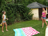 Dolly Diore et Gina Gerson se chouchoutent mutuellement