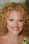 Shirley Dimples dans le trou de succion