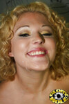 Shirley Dimples dans le trou de succion