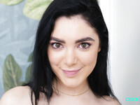 Paola Hard l'adolescente aux seins énormes