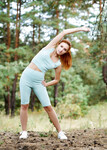 Tisha nue dans la forêt