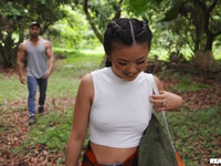 Lulu Chu baise dans la forêt