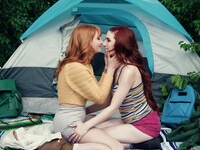 Lacy Lennon et Aria Carson se lèchent l'une l'autre dans la tente
