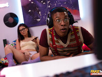 Lena Coxx baise un gamer noir