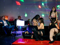 Sexe en groupe dans un bar échangiste