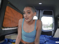 Paris Amour en train de baiser dans la camionnette