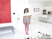 Berlyn Toy la jolie asiatique