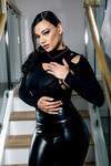 Mona Azar la milf aux seins énormes