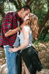 Kristen Scott en train de baiser en plein air