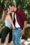 Kristen Scott en train de baiser en plein air