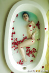 Jewelz Blu en train de baiser dans le bain
