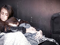 Gia Derza et Evelyn Claire s'amusent de leurs corps respectifs