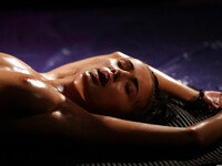 Nicole Love baise doucement