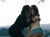 Jessica Ryan et Chloe Surreal sont profondément immergés dans leurs désirs xxx