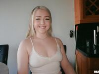 Éva Nyx - Sa chatte parfaitement rasée se fait baiser dur après qu'elle lui ait donné un coup profond !