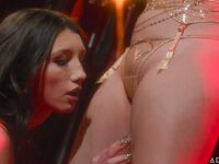 Maya Woulfe et Leana Loves se donnent un orgasme qui tourne les yeux