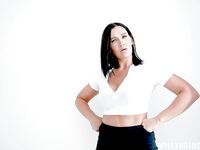 Femme au foyer aux cheveux noirs avec de gros seins obtient le plaisir anal désiré
