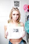Filles blondes coquines Tiffany Watson et Brittany Andrews baisées