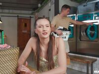 Séduisant aux cheveux longs avec seins naturels dans la buanderie