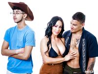 Jennifer White s'amuse avec deux jeunes gars