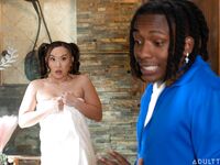 Kimmy Kimm sourit alors que son amant noir arrogant lèche et frappe sa chatte asiatique