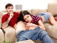 Ado aux cheveux longs, Ryder Rey, avec une chatte rasée assise sur une bite dure