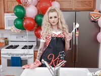 La baise de cuisine d'une femme au foyer blonde sans seins