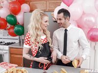 La baise de cuisine d'une femme au foyer blonde sans seins