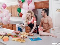 La baise de cuisine d'une femme au foyer blonde sans seins