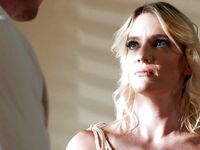 Kenna James suce le grand et lèche les couilles avant de le baiser