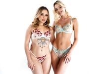 Blonde lesbiennes anal dans le salon